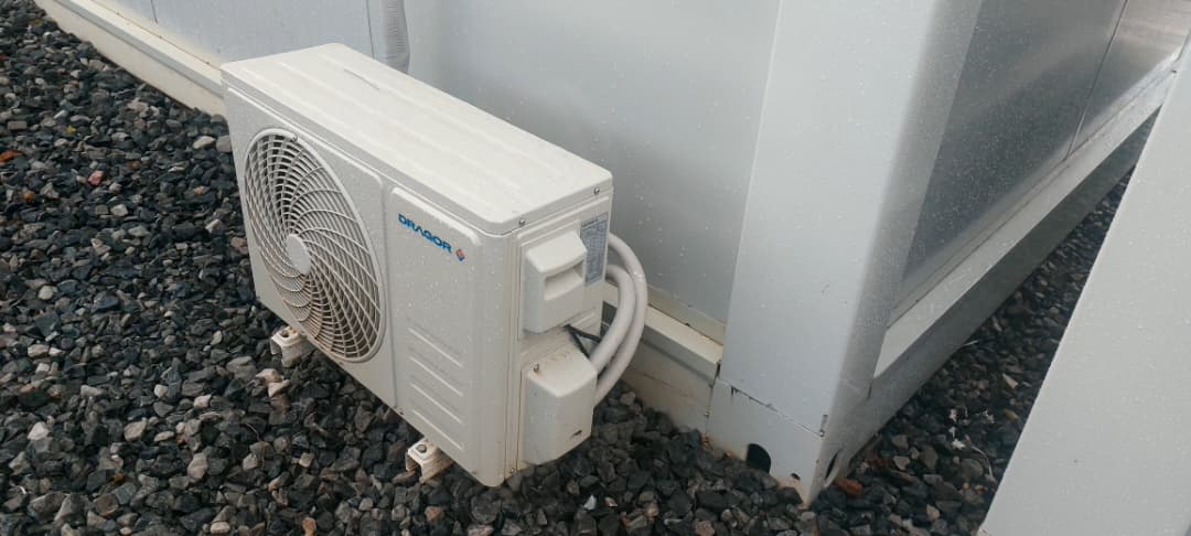 Air-conditioning condenser unit fitted to a modular building