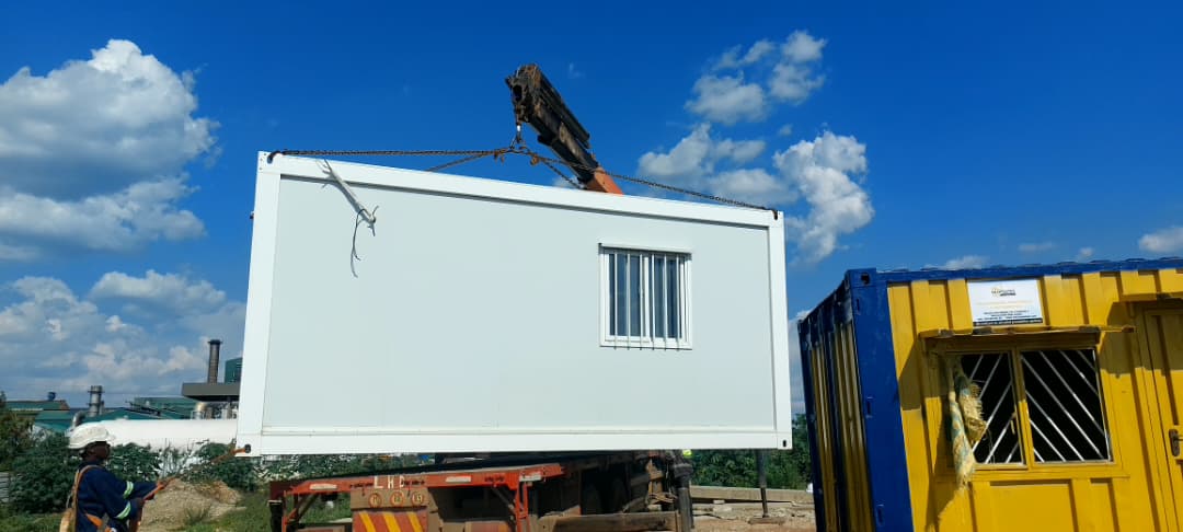 Evaregi crew craning a modular unit into position